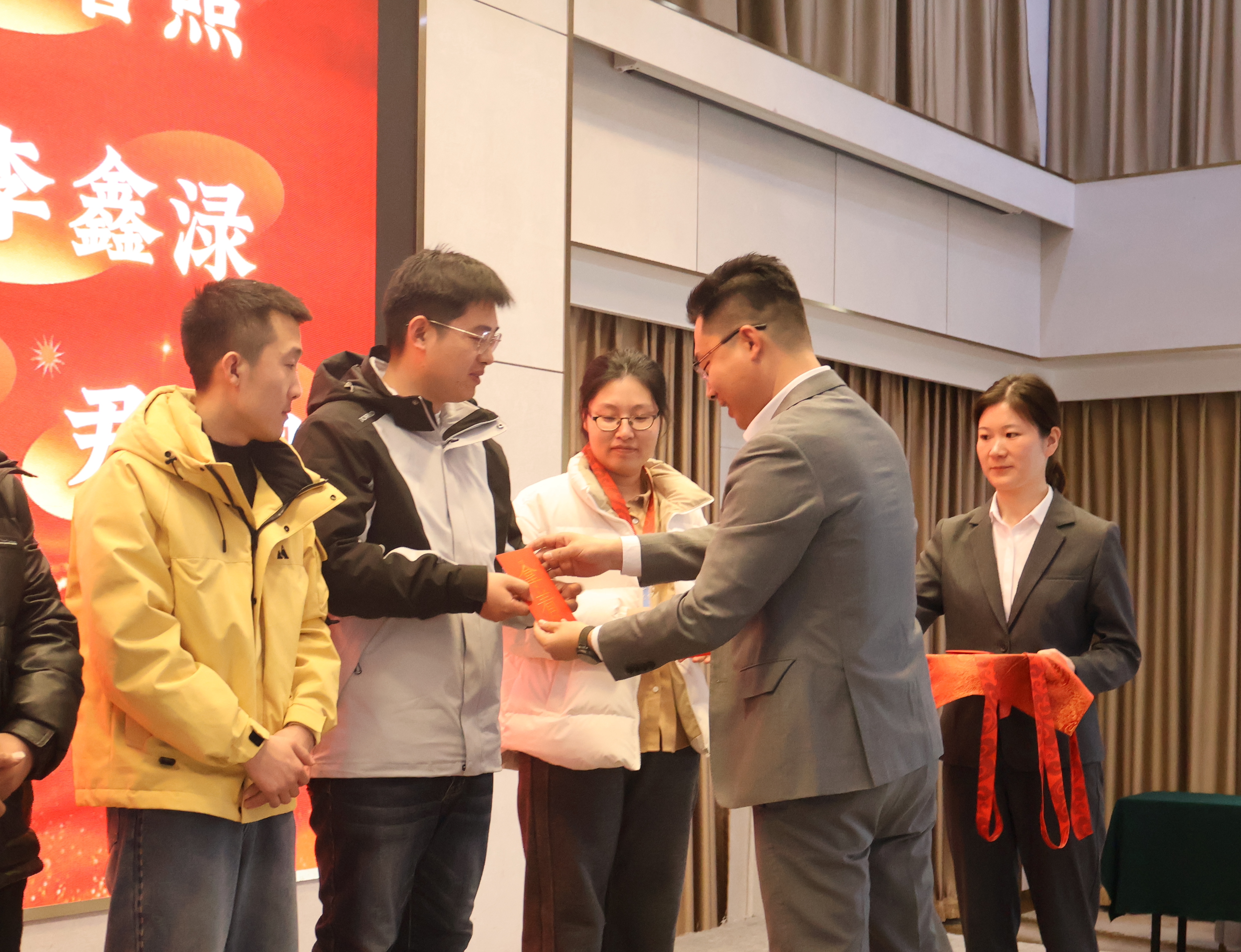 青青草免费公开视频2025年年會頒獎儀式